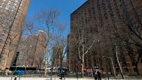 Los defensores de derechos y neoyorquinos de bajos recursos han criticado la lentitud del proceso de transferencia de NYCHA, que pueden tardar meses o incluso años en completarse.