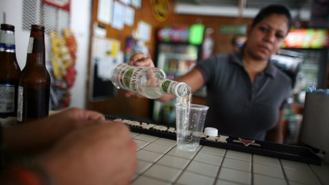 Una bartender en un negocio de San Juan, Puerto Rico