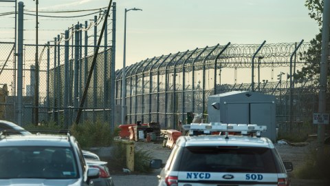 Una valla de seguridad rodea las instalaciones de los reclusos en el centro penitenciario de Rikers Island, Nueva York.