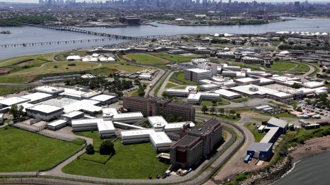 Adams acordó públicamente el regreso de ICE a Rikers Island a cambio de la desestimación de sus cargos penales.