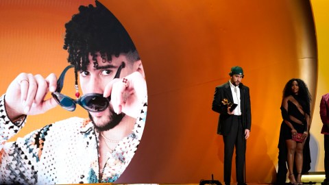 Bad Bunny recibe premio Grammy por "Un verano sin tí"