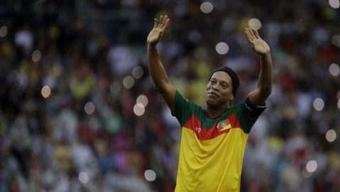 Ronaldinho objeto de fuertes críticas por sus exóticos pedidos en un amistoso en Polonia