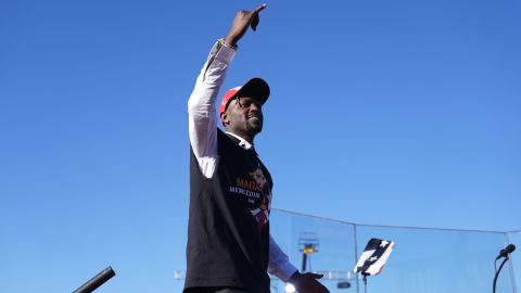 Antonio Brown durante un discurso político de apoyo a Donald Trump.