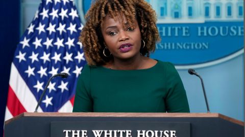 La exsecretaria de prensa de la Casa Blanca, Karine Jean-Pierre, habla durante la rueda de prensa diaria en la Casa Blanca, Washington, el lunes 13 de enero de 2025.