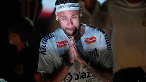 Neymar tiene intenciones de quedarse en Santos una temporada más.