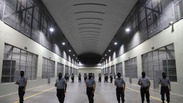 Personal de vigilancia de la prisión CECOT en El Salvador.