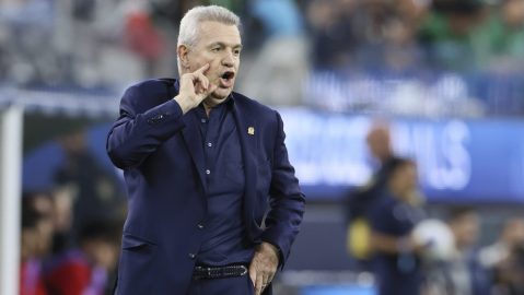 Javier Aguirre dirige un encuentro de México ante Canadá.
