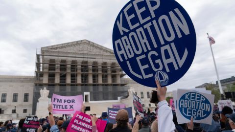 Activistas por el derecho al aborto se manifiestan frente a la Corte Suprema en Washington.
