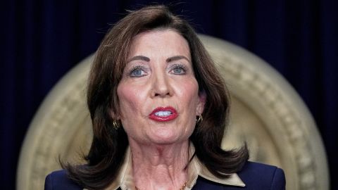 Hochul indicó que los recortes dejarían a 1.5 de millones de ciudadanos neoyorquinos sin seguro y devastarían los hospitales y las clínicas en todo el estado.