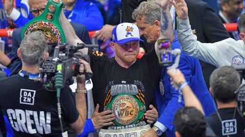 Canelo Álvarez asegura que Jake Paul se salvó de su combate.