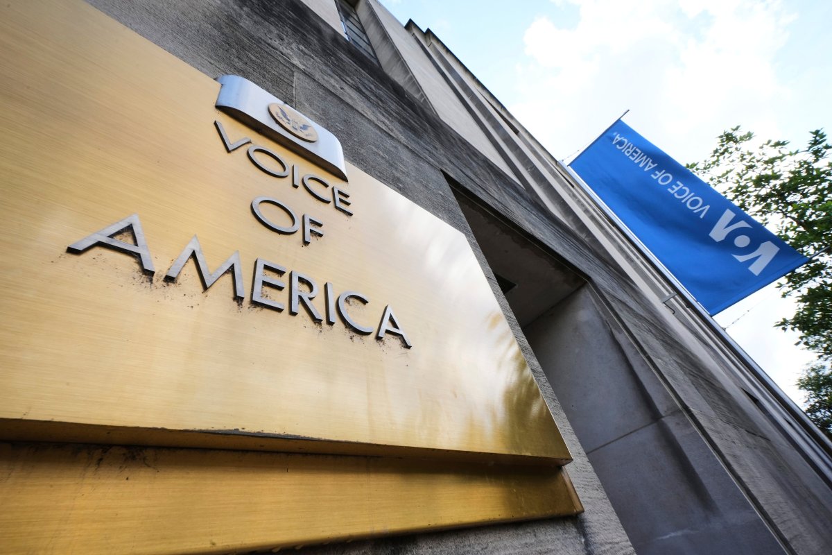 Agencia matriz de Voz de América despide a más de 600 empleados, orden ejecutada por asesora de Trump, Kari Lake