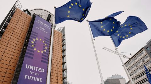 En caso de que las negociaciones no conduzcan a un resultado equilibrado, “la UE está dispuesta a imponer contramedidas, incluso en respuesta a este último incremento arancelario”.