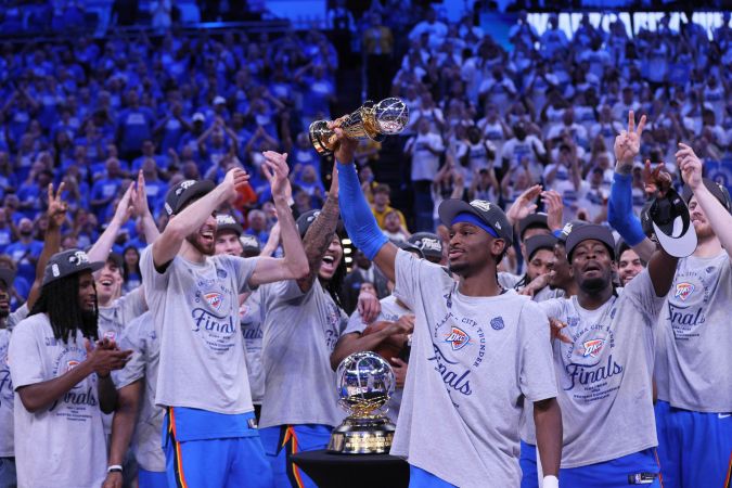 Oklahoma City Thunder levantando el trofeo de la Conferencia Oeste.
