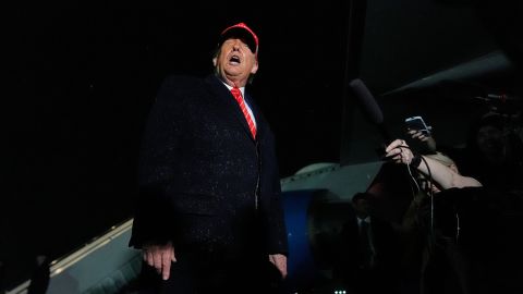 El presidente Donald Trump habla con la prensa bajo la lluvia tras llegar en el Air Force One a la Base Conjunta Andrews, Maryland, el viernes 30 de mayo de 2025.