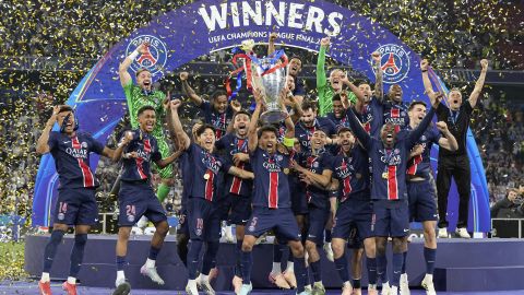 PSG alza la UEFA Champions League tras derrotar al Inter de Milán.
