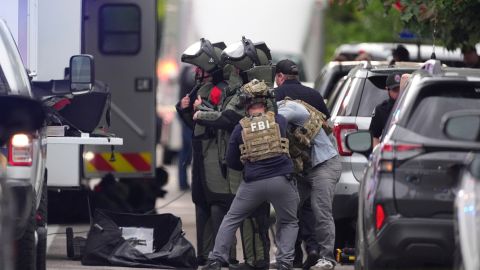 Agentes del orden se visten con equipo de protección para investigar tras un ataque en el centro comercial Peak Street Mall el domingo 1 de junio de 2025 en Boulder, Colorado.