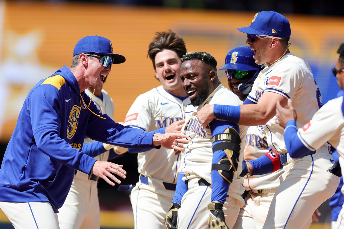 Randy Arozarena da hit clave con Mariners y celebra como Cristiano Ronaldo