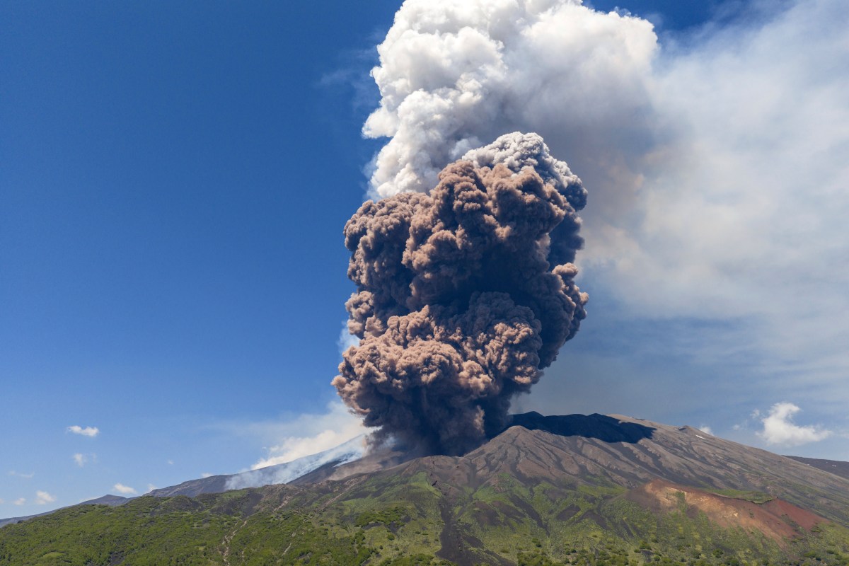 Volcán Etna entra en erupción en Italia y provoca la huida de turistas y pobladores