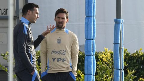 Scaloni y Messi comparten durante un entrenamiento de la selección argentina.