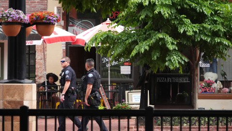 Agentes del Departamento de Policía de Boulder, Colorado, caminan por el centro comercial Pearl Street Mall, frente al juzgado del condado, donde ocurrió un ataque el lunes 2 de junio de 2025 en Boulder, Colorado.