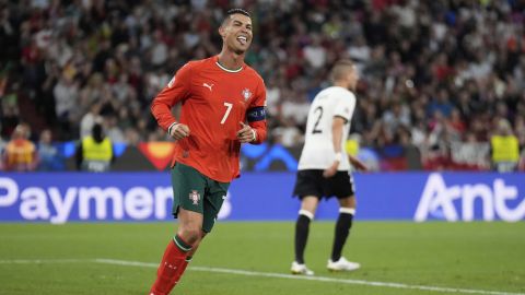 Cristiano Ronaldo sonríe durante un encuentro ante Alemania en la UEFA Nations League, con Portugal.
