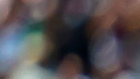 Santiago Giménez celebra tras anotarle a Suiza en partido amistoso.