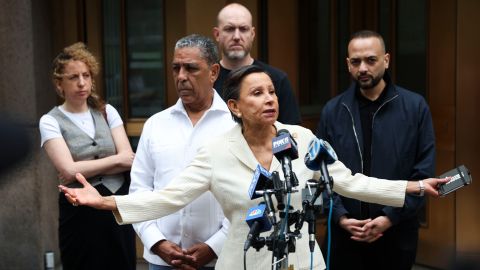 Conferencia de prensa de representante Nydia Velázquez en NYC