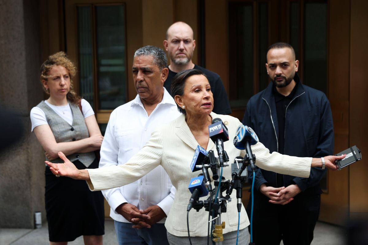 Congresista de NY Nydia Velázquez introduce proyecto para prohibir que agentes de ICE y CBP usen vestimenta con la palabra "policía"