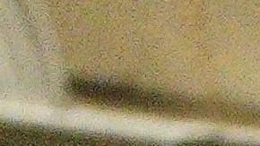 Una imagen del senador colombiano Miguel Uribe Turbay y una bandera colombiana cubren su escaño en el Congreso mientras se encuentra en estado grave.