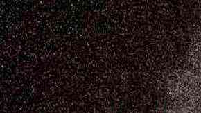 Manifestantes saltan una valla para evitar ser acorralados por la policía durante las protestas por las redadas de inmigración de la administración Trump.