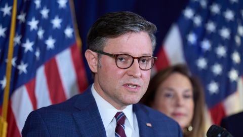 Según Johnson, la violencia en Los Ángeles no es comparable con el asalto al Capitolio el 6 de enero por partidarios de Trump.