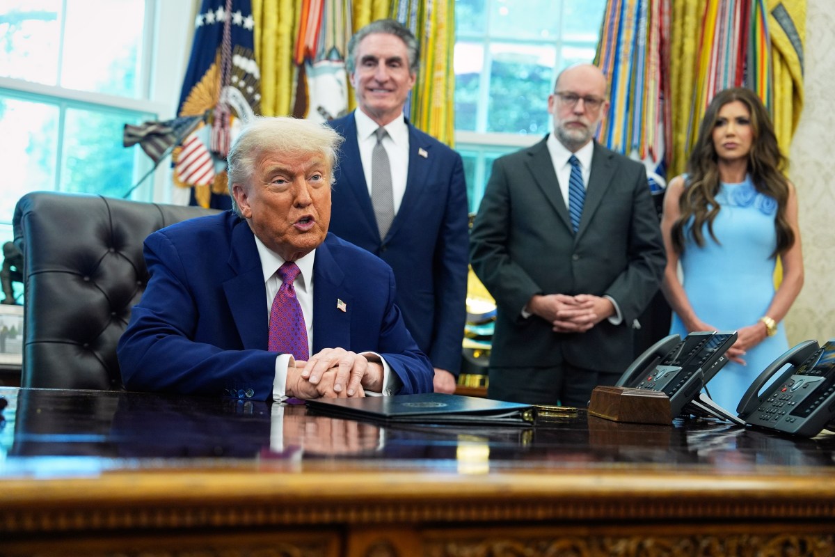 Trump dice que le pasará directamente fondos a estados y territorios bajo reestructuración de FEMA