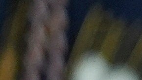 El presidente Donald Trump en la Oficina Oval y, de fondo, la Secretaria de Seguridad Nacional Kristi Noem.