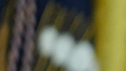 El presidente Donald Trump en la Oficina Oval y, de fondo, la Secretaria de Seguridad Nacional Kristi Noem.
