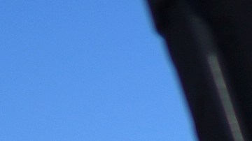 Un manifestante es arrestado por la Patrulla de Carreteras de California cerca del edificio federal en el centro de Los Ángeles.