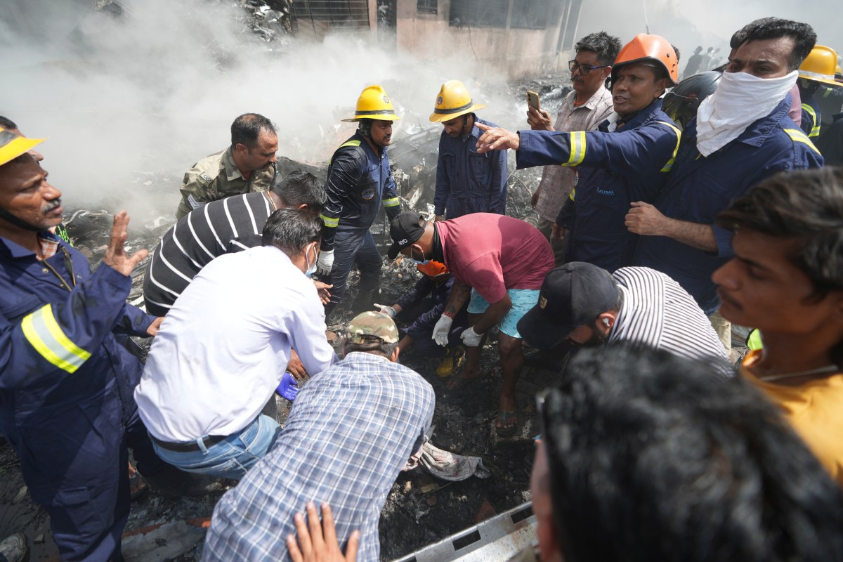 Encuentran a un sobreviviente del accidente aéreo de Air India: fue hospitalizado