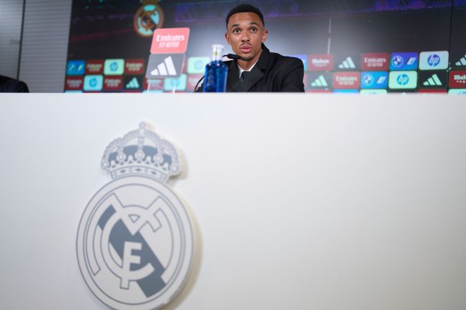 Alexander Arnold en la presentación con el Real Madrid.