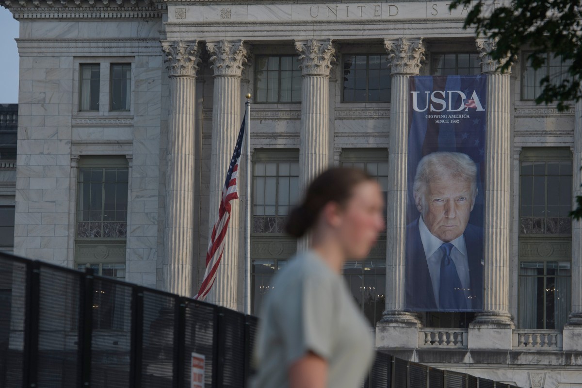 La guerra, las protestas y el clima amenazan con arruinar el desfile militar de Trump en su cumpleaños