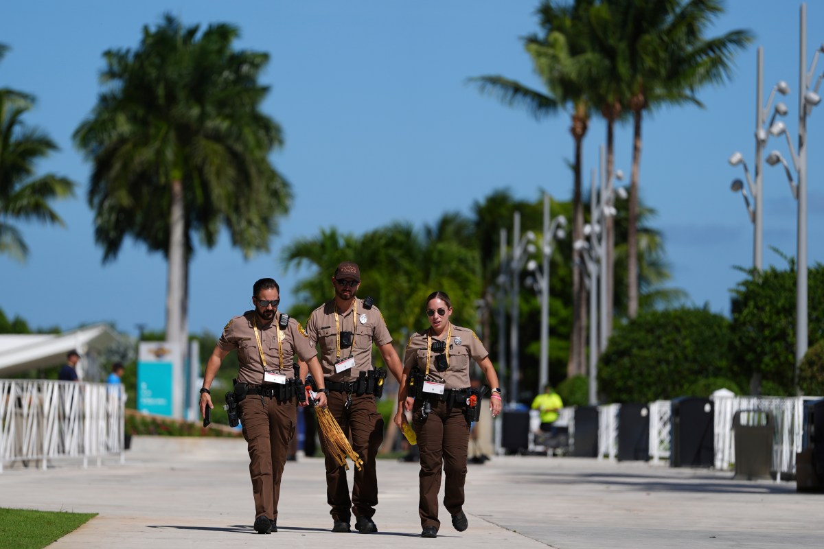 Ciudad de Miami aprueba acuerdo para que la policía coopere con ICE para arrestar migrantes