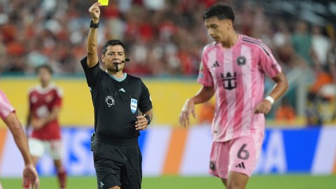 El árbitro Alireza Faghani luce la cámara corporal en la derecha de su pecho, durante el Inter Miami vs. Al-Ahly en el inicio del Mundial de Clubes.