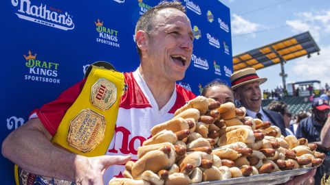 Joey Chestnut durante una competencia de Hot Dogs en Coney Island.