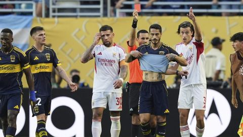 Jorge Nicolás Figal se marcha expulsado luego de una entrada sobre Florentino Luís del Benfica.