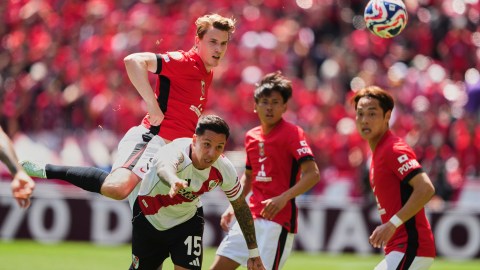 Marius Hoibraten gana un duelo de cabeza a Sebastian Driussi (#15) durante un partido entre River Plate y Urawa Reds.