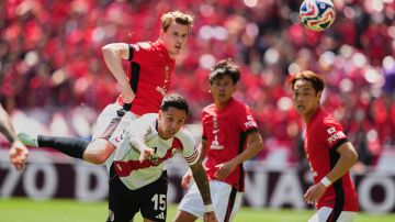Marius Hoibraten gana un duelo de cabeza a Sebastian Driussi (#15) durante un partido entre River Plate y Urawa Reds.