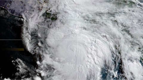 El ojo del huracán podría acercarse al sur de México esta noche.