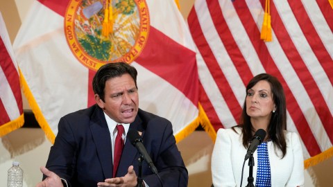 Gobernador Ron DeSantis y Jeanette Núñez, presidenta interina de la Universidad Internacional de Florida