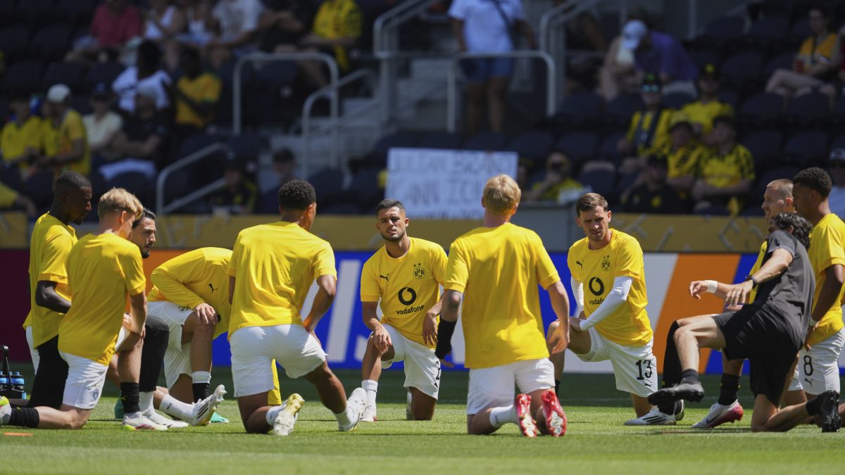 Suplentes del Dortmund vieron el primer tiempo ante Mamelodi desde el vestuario por el calor en Cincinnati