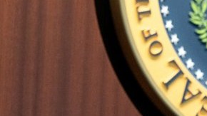 En esta imagen proporcionada por la Casa Blanca, el presidente Donald Trump, a la derecha, y el vicepresidente J. D. Vance se sientan en la Sala de Situación, el sábado 21 de junio de 2025, en la Casa Blanca, Washington.