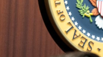 En esta imagen proporcionada por la Casa Blanca, el presidente Donald Trump, a la derecha, y el vicepresidente J. D. Vance se sientan en la Sala de Situación, el sábado 21 de junio de 2025, en la Casa Blanca, Washington.