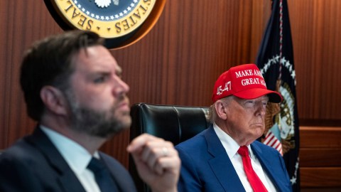 En esta imagen proporcionada por la Casa Blanca, el presidente Donald Trump, a la derecha, y el vicepresidente J. D. Vance se sientan en la Sala de Situación, el sábado 21 de junio de 2025, en la Casa Blanca, Washington.